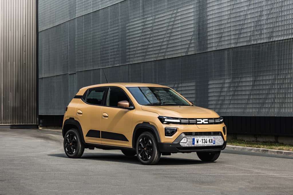 Le retour du leasing social va permettre à ceux dont les revenus sont faibles de profiter d'une voiture électrique neuve en LOA (location avec option d'achat) à petit prix. © Dacia